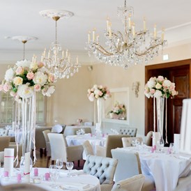 Hochzeit: Festsaal dekoriert - Schloss Krugsdorf Hotel & Golf