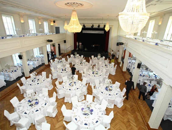 Hochzeitslocation: Der Festsaal des Ballhaus Rosenheim bietet Platz für bis zu 400 Hochzeitsgäste. - Ballhaus Rosenheim
