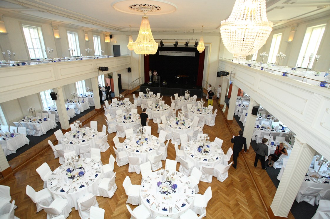 Hochzeit: Der Festsaal des Ballhaus Rosenheim bietet Platz für bis zu 400 Hochzeitsgäste. - Ballhaus Rosenheim