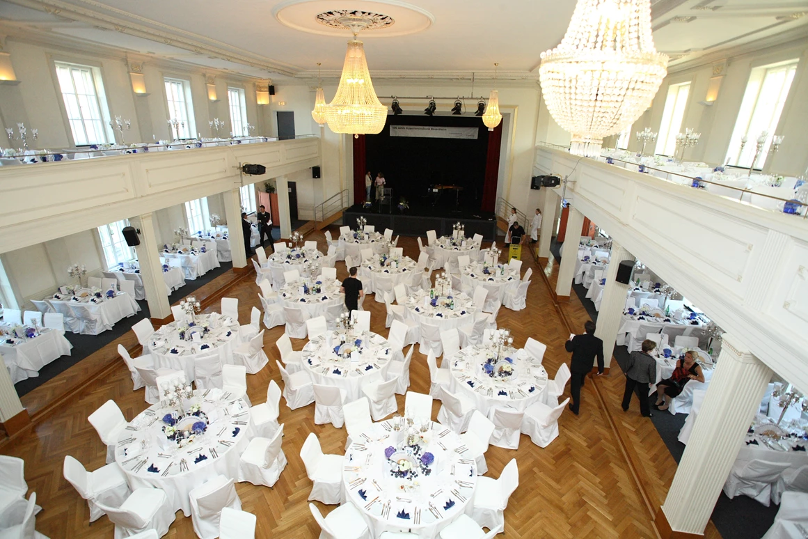 Hochzeitslocation: Der Festsaal des Ballhaus Rosenheim bietet Platz für bis zu 400 Hochzeitsgäste. - Ballhaus Rosenheim