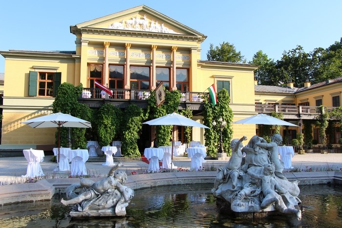 Hochzeit: Sektempfang vor der Kaiservilla - Kaiservilla Bad Ischl