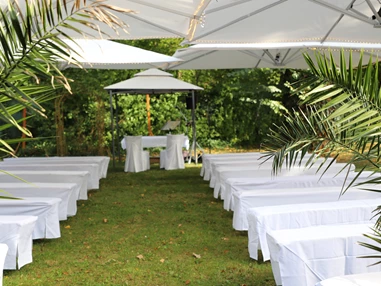 Hochzeit: Freie Trauung im Grünen.
Vor dem "Hochzeitszimmer" - Jägerhof Biblis