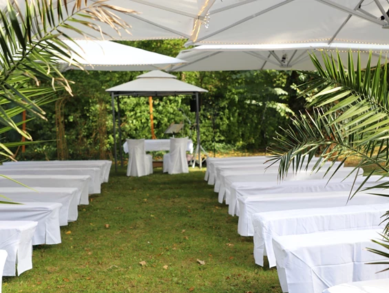 Hochzeit: Freie Trauung im Grünen.
Vor dem "Hochzeitszimmer" - Jägerhof Biblis