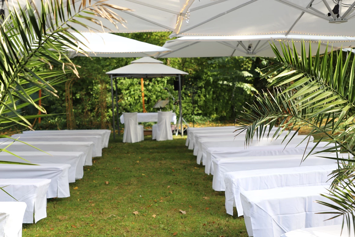 Hochzeit: Freie Trauung im Grünen.
Vor dem "Hochzeitszimmer" - Jägerhof Biblis