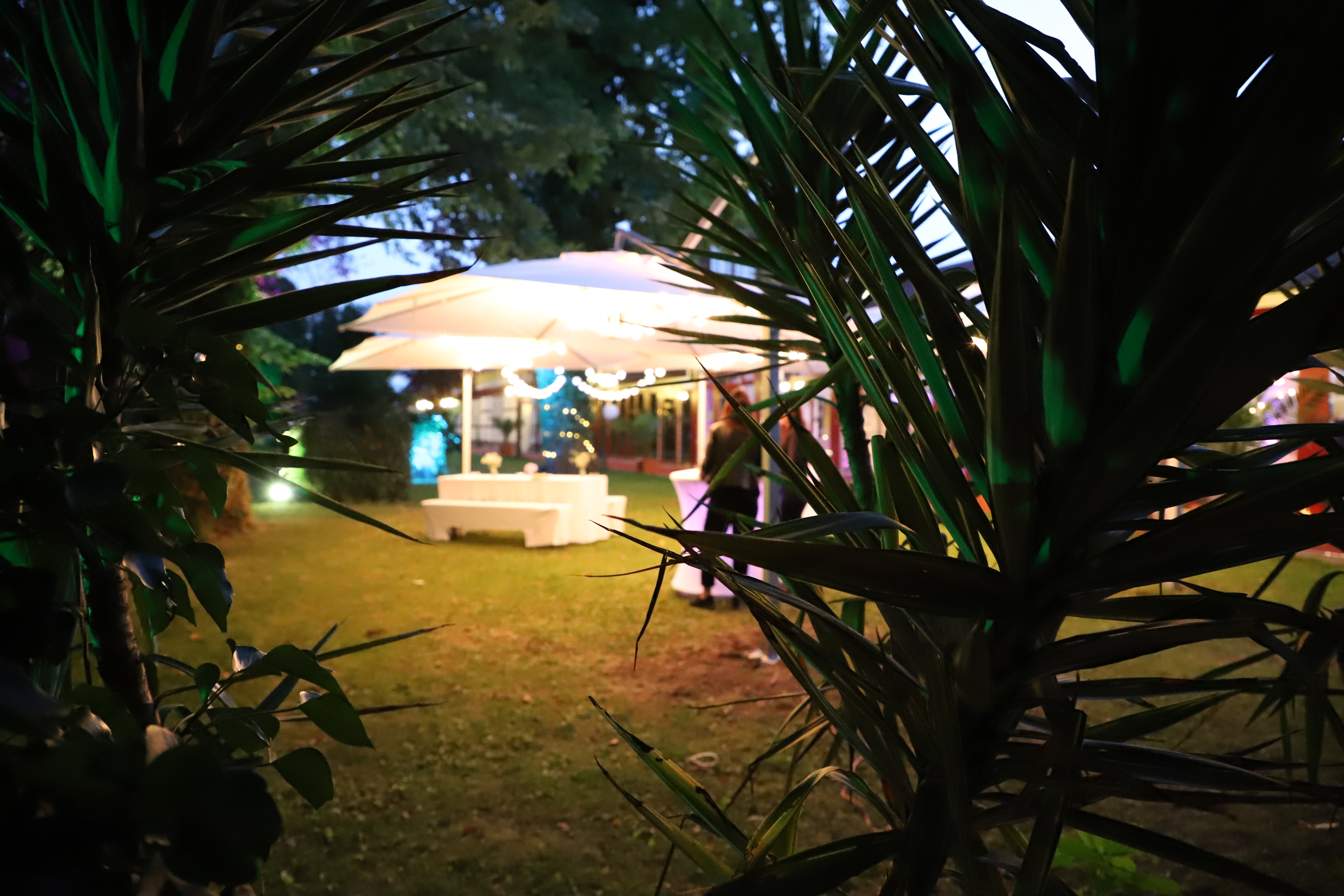 Hochzeitslocation: Laue Sommernacht auf dem Jägerhof mit beleuchteten Schirmen und Stehtischen, 
vor dem "Hochzeittszimmer" - Jägerhof Biblis