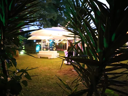 Hochzeit - Uelversheim - Laue Sommernacht auf dem Jägerhof mit beleuchteten Schirmen und Stehtischen, 
vor dem "Hochzeittszimmer" - Jägerhof Biblis
