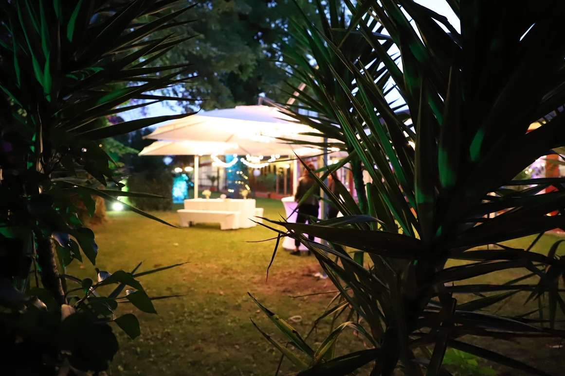 Hochzeit: Laue Sommernacht auf dem Jägerhof mit beleuchteten Schirmen und Stehtischen, 
vor dem "Hochzeittszimmer" - Jägerhof Biblis