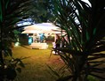 Hochzeit: Laue Sommernacht auf dem Jägerhof mit beleuchteten Schirmen und Stehtischen, 
vor dem "Hochzeittszimmer" - Jägerhof Biblis