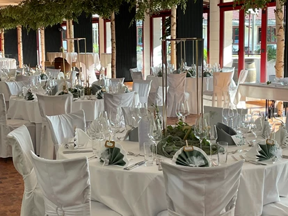 Hochzeit - Uelversheim - Unsere Kutscher Remise mit  eingedeckten runde Tischen, eleganten Stuhlhussen unter  Birkenbäumen. - Jägerhof Biblis