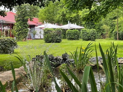 Hochzeit - Uelversheim - Außenbereich mit weißen Sonnenschirmen.
"Hochzeitszimmer" - Jägerhof Biblis
