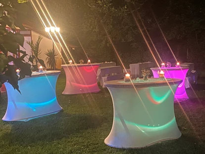 Hochzeit - Uelversheim - Beleuchtete ovale Stehtische
in einer lauen Sommernacht. - Jägerhof Biblis