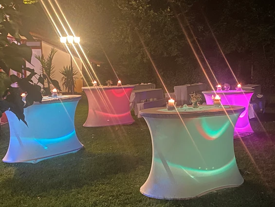 Hochzeit: Beleuchtete ovale Stehtische
in einer lauen Sommernacht. - Jägerhof Biblis