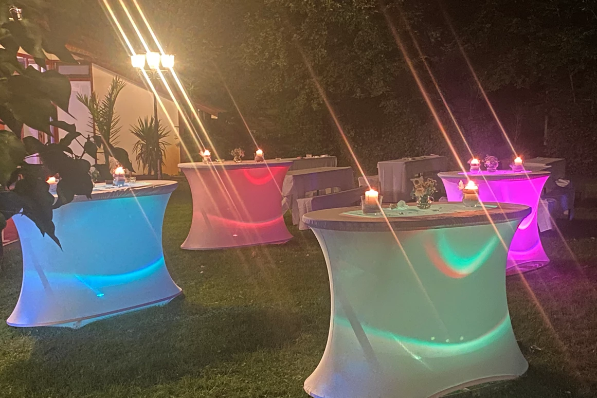 Hochzeit: Beleuchtete ovale Stehtische
in einer lauen Sommernacht. - Jägerhof Biblis