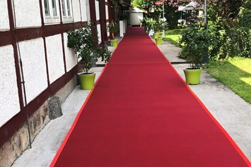 Hochzeit: Red Carpet zum "Hochzeitszimmer" - Jägerhof Biblis