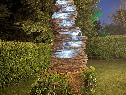 Hochzeit - Uelversheim - Brunnen bei Nacht im Außenbereich der "Kutscher Remise" - Jägerhof Biblis