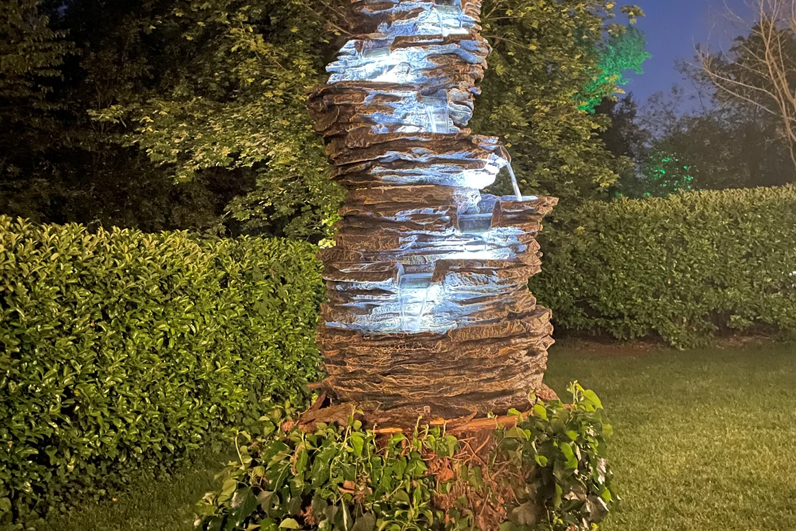 Hochzeit: Brunnen bei Nacht im Außenbereich der "Kutscher Remise" - Jägerhof Biblis