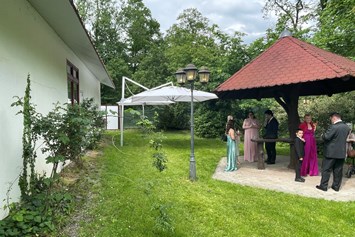 Hochzeit: Außenbereich der "Kutscher Remise" - Jägerhof Biblis