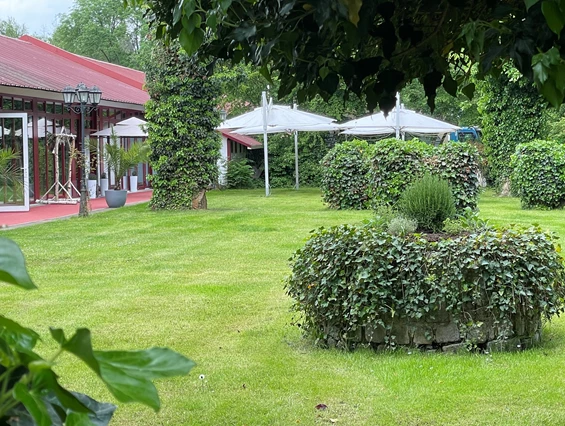 Hochzeit: Außenbereich Hochzeitszimmer - Jägerhof Biblis