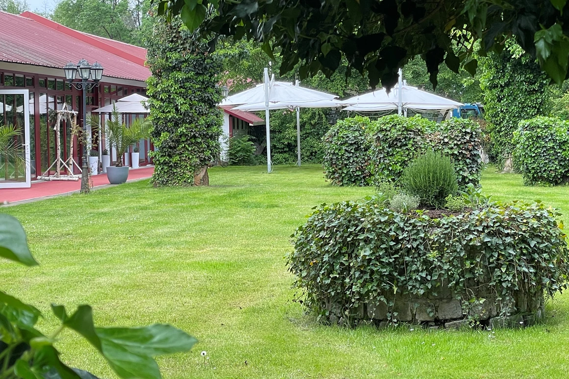 Hochzeit: Außenbereich Hochzeitszimmer - Jägerhof Biblis