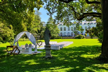 Hochzeit: Die riesige Gartenanlage des Schloss Rahe lädt zu einer Gartenhochzeit mit Stil. - Schloss Rahe GmbH