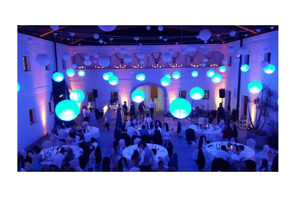 Hochzeit: Der Innenhof des Hof Groß Höllnberg. - Hof Groß Höllnberg