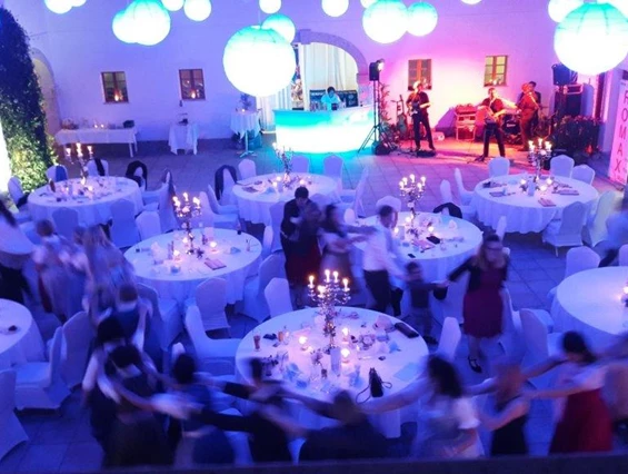 Hochzeit: Der Innenhof des Hof Groß Höllnberg. - Hof Groß Höllnberg
