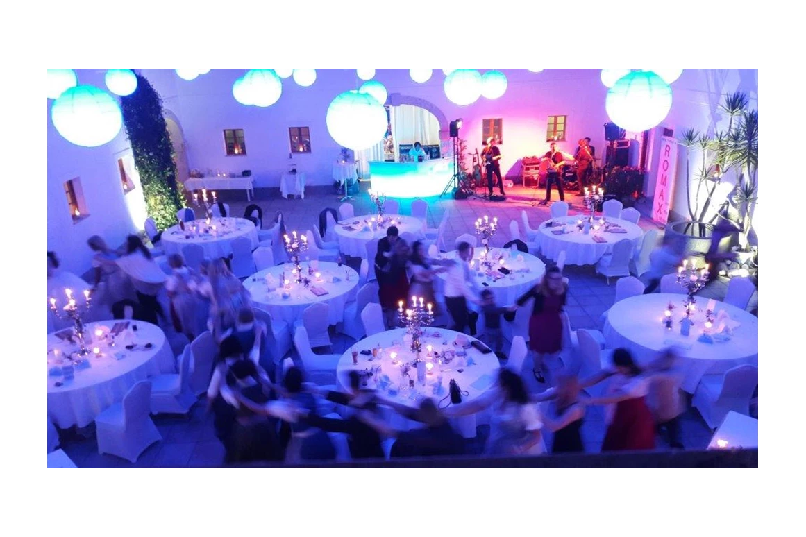 Hochzeit: Der Innenhof des Hof Groß Höllnberg. - Hof Groß Höllnberg