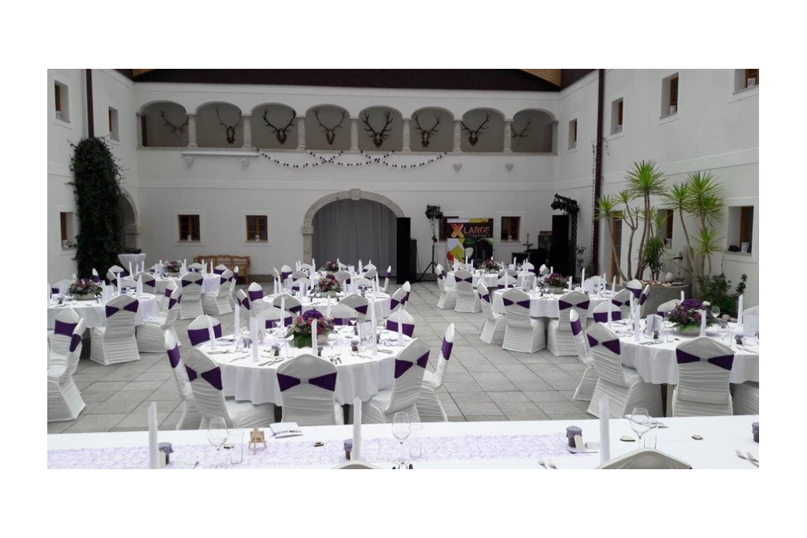 Hochzeit: Der Innenhof des Hof Groß Höllnberg. - Hof Groß Höllnberg