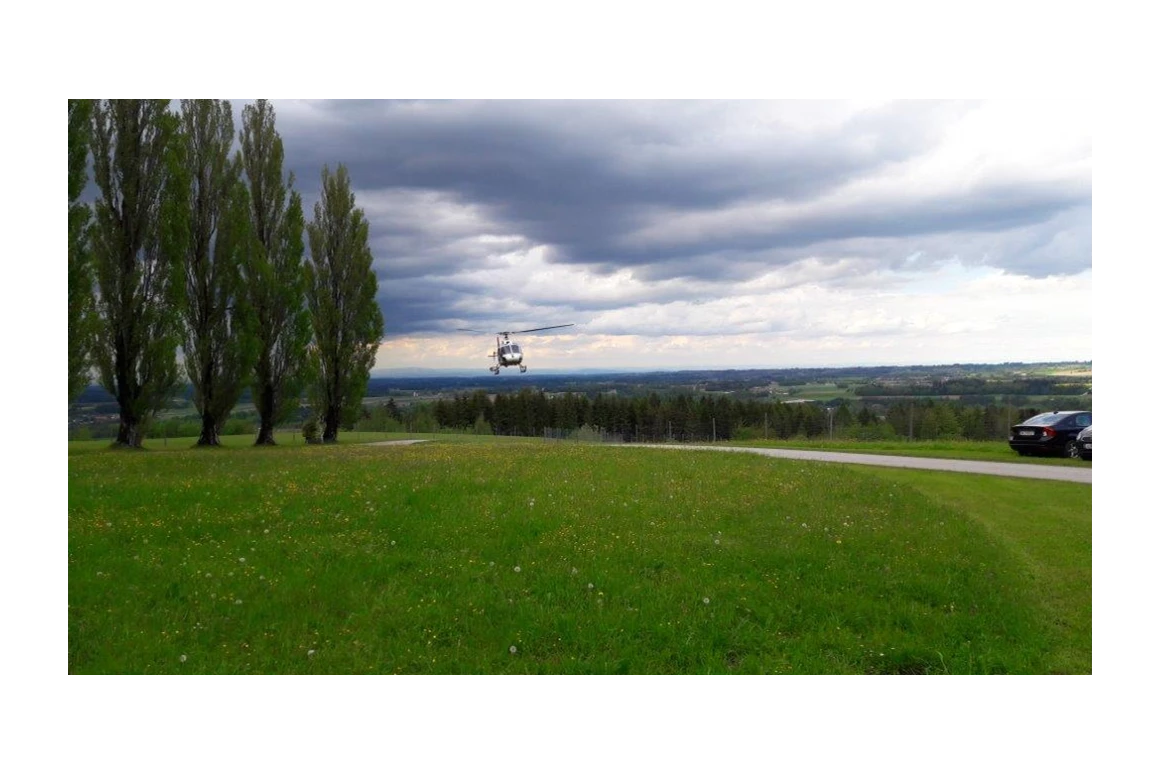 Hochzeit: Mit dem Hubschrauber direkt zur Hochzeitslocation Hof Groß Höllnberg. - Hof Groß Höllnberg