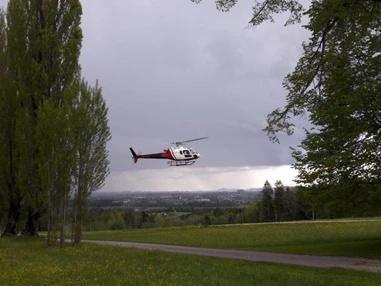 Hochzeit: Der Hubschrauber bringt das frisch vermählte Brautpaare zum Hof Groß Höllnberg. - Hof Groß Höllnberg