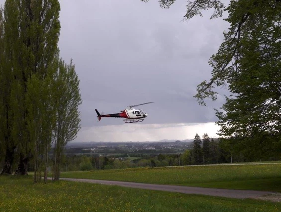 Hochzeit: Der Hubschrauber bringt das frisch vermählte Brautpaare zum Hof Groß Höllnberg. - Hof Groß Höllnberg