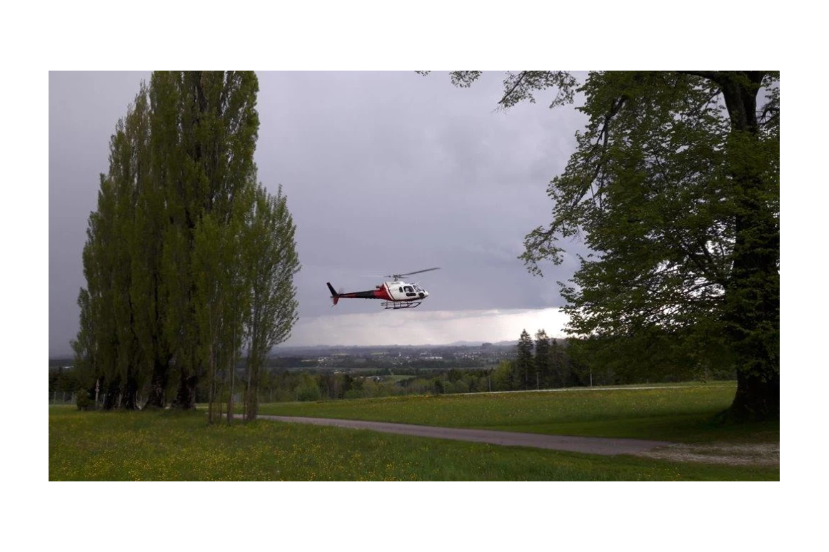 Hochzeit: Der Hubschrauber bringt das frisch vermählte Brautpaare zum Hof Groß Höllnberg. - Hof Groß Höllnberg