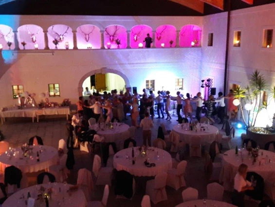 Hochzeit: Der Innenhof des Hof Groß Höllnberg. - Hof Groß Höllnberg