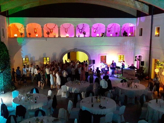 Hochzeit: Der Innenhof des Hof Groß Höllnberg. - Hof Groß Höllnberg