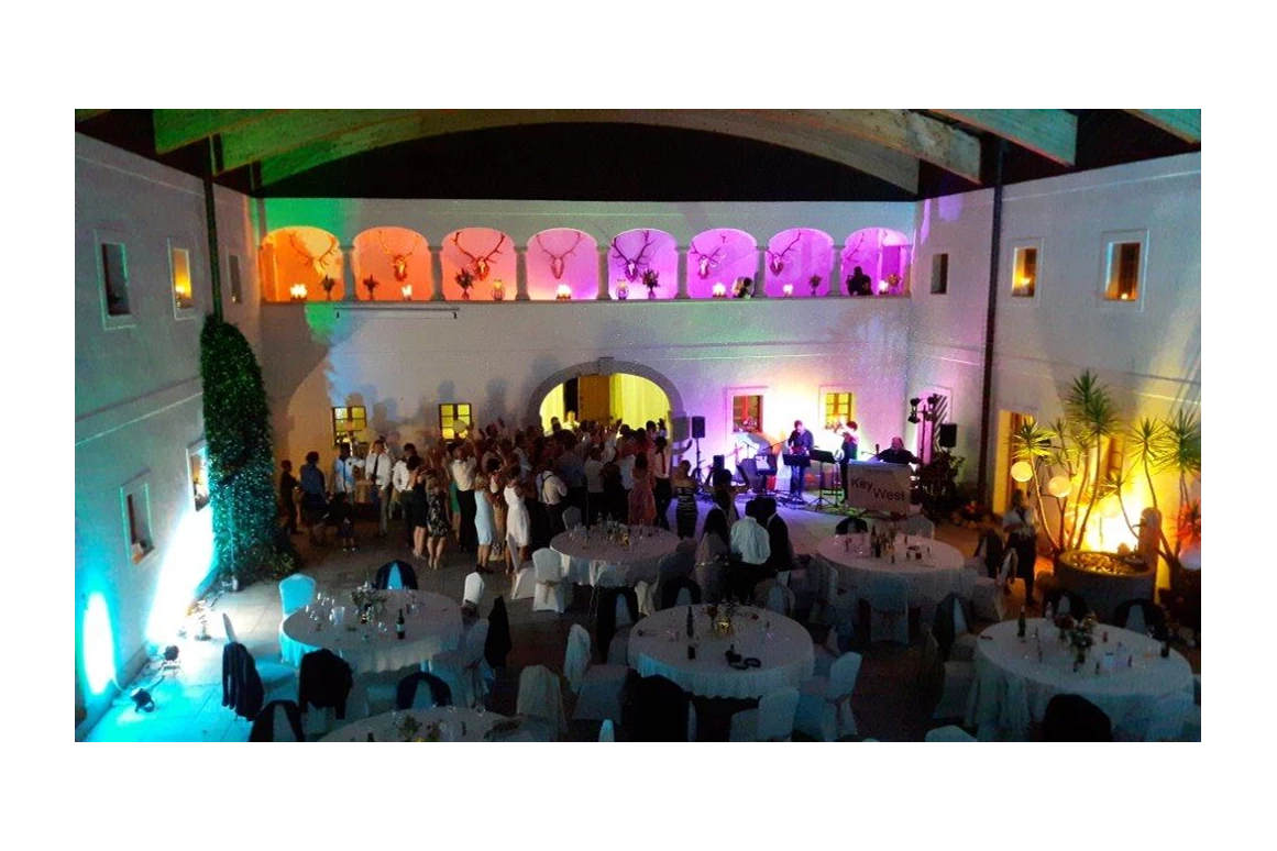 Hochzeit: Der Innenhof des Hof Groß Höllnberg. - Hof Groß Höllnberg