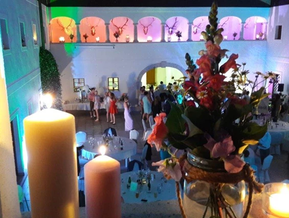 Hochzeit: Der Innenhof des Hof Groß Höllnberg. - Hof Groß Höllnberg