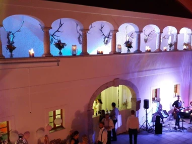 Hochzeit: Der Innenhof des Hof Groß Höllnberg. - Hof Groß Höllnberg