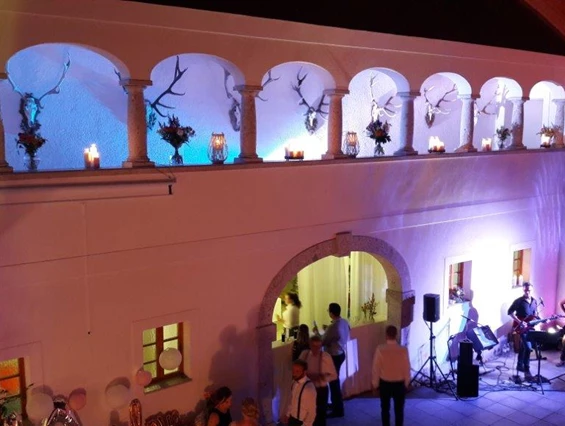 Hochzeit: Der Innenhof des Hof Groß Höllnberg. - Hof Groß Höllnberg