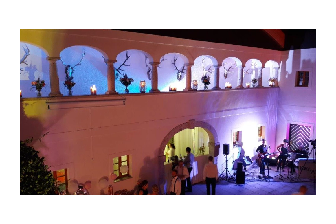 Hochzeit: Der Innenhof des Hof Groß Höllnberg. - Hof Groß Höllnberg