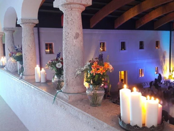 Hochzeit: Der Innenhof des Hof Groß Höllnberg. - Hof Groß Höllnberg