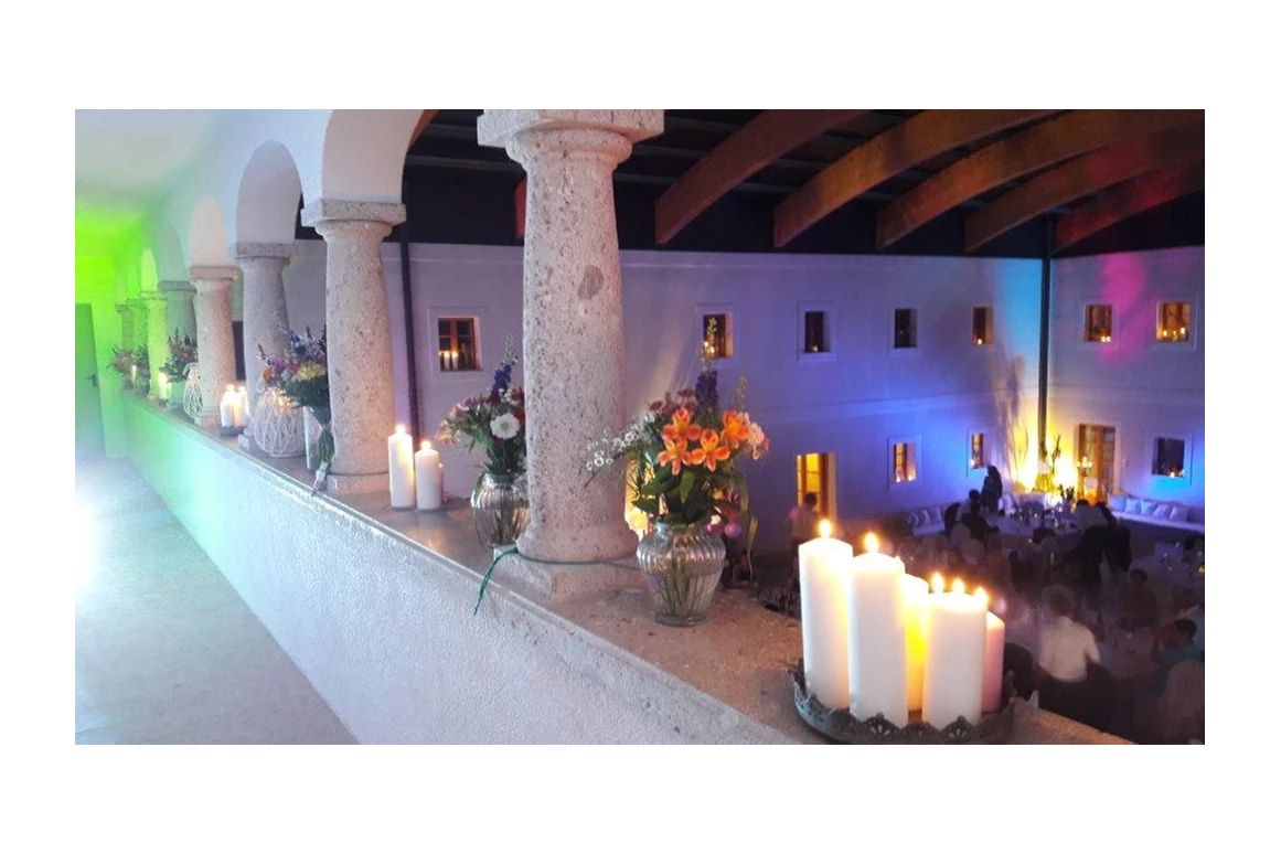 Hochzeit: Der Innenhof des Hof Groß Höllnberg. - Hof Groß Höllnberg