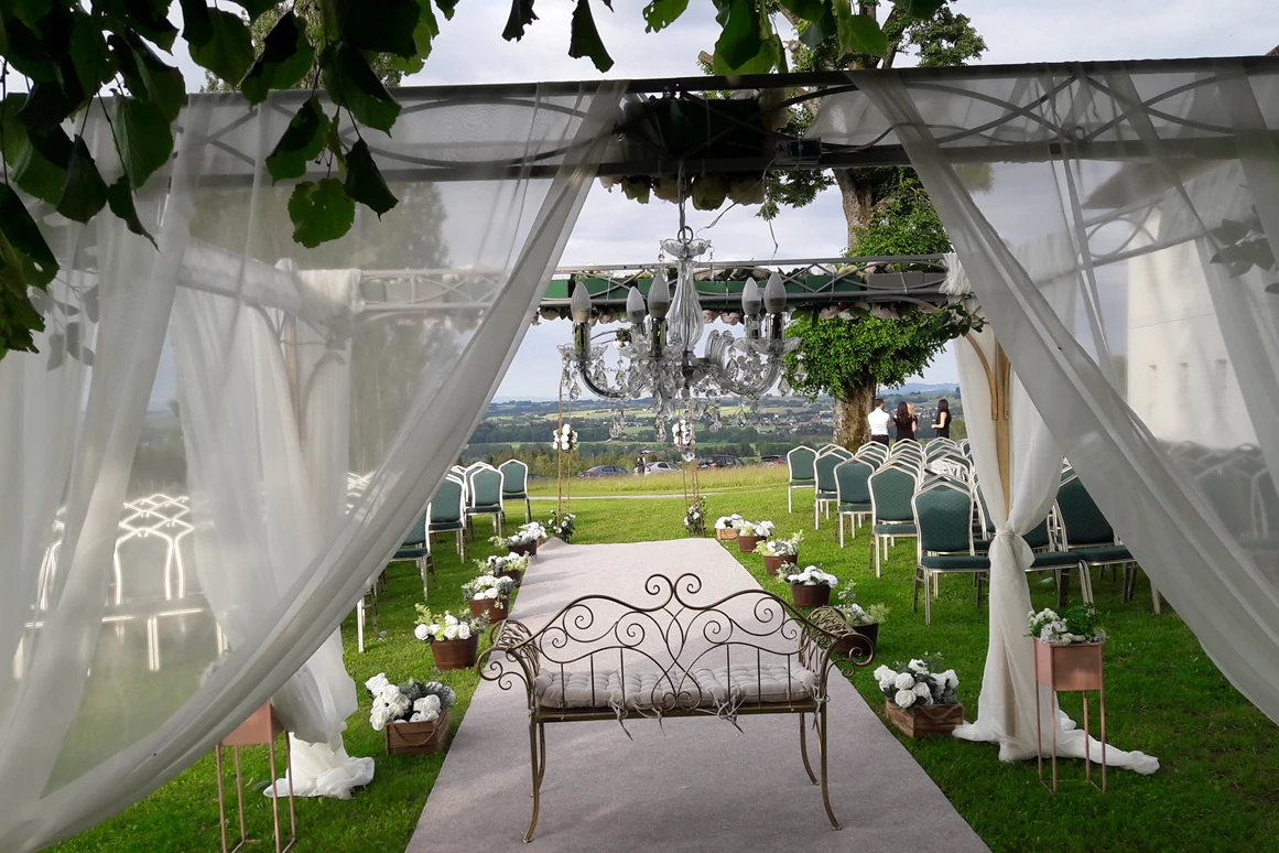 Hochzeit: Feiert eure Trauungszeremonie im Freien im Hof Groß Höllnberg. - Hof Groß Höllnberg