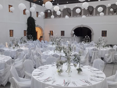 Hochzeit: Der große Festsaal des Hof Groß Höllnberg mit Glasdach. - Hof Groß Höllnberg