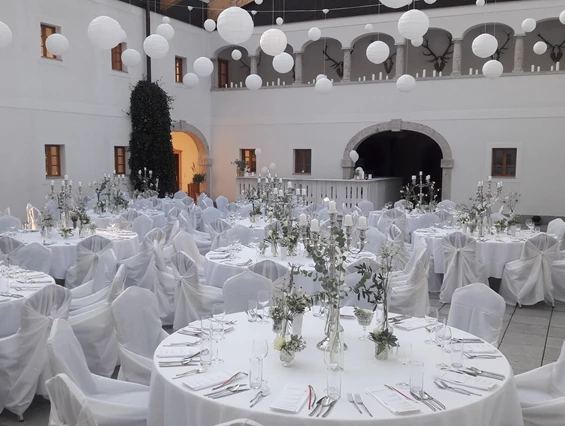 Hochzeit: Der große Festsaal des Hof Groß Höllnberg mit Glasdach. - Hof Groß Höllnberg