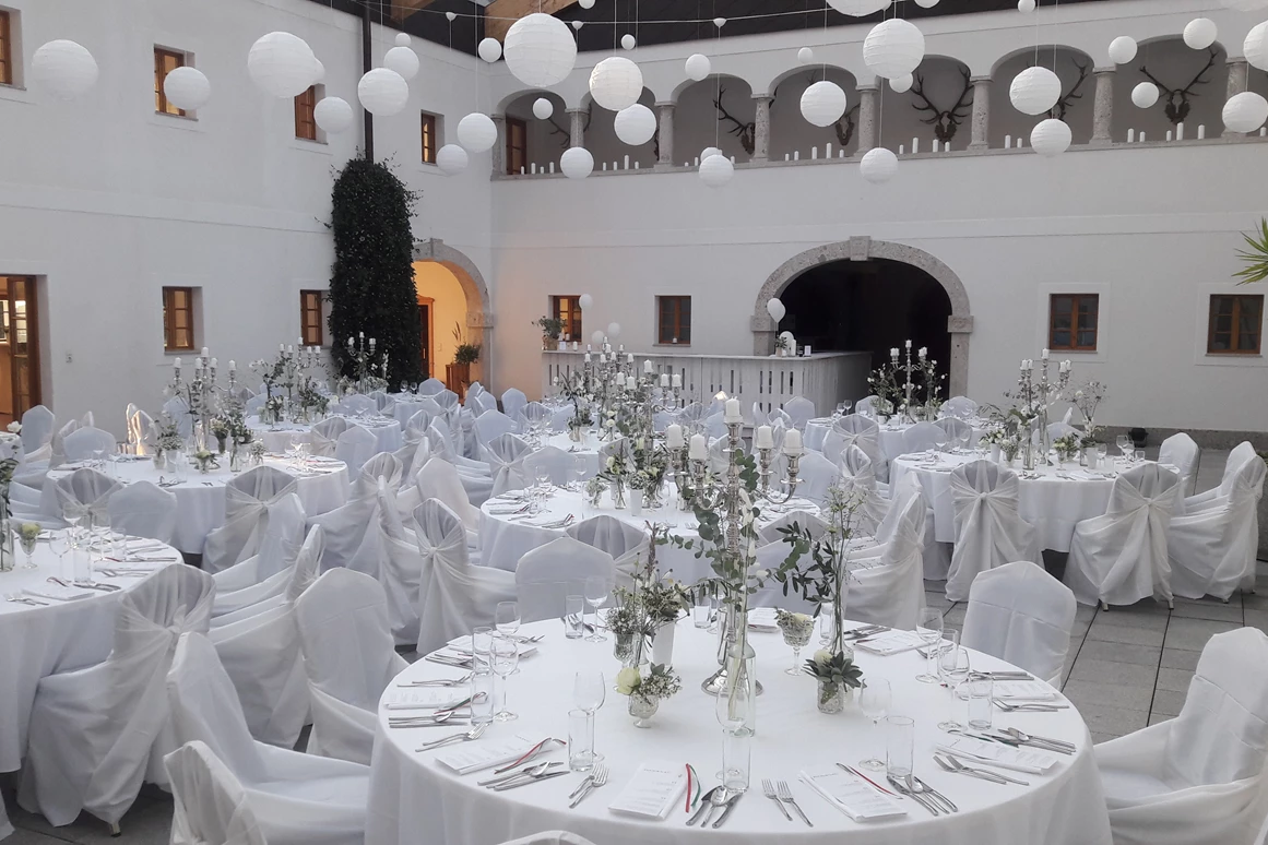 Hochzeit: Der große Festsaal des Hof Groß Höllnberg mit Glasdach. - Hof Groß Höllnberg