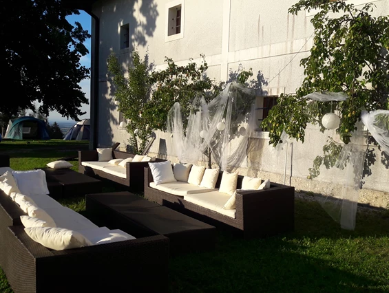 Hochzeit: Der Loungebereich im Garten des Hof Groß Höllnberg. - Hof Groß Höllnberg