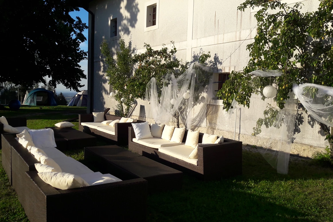 Hochzeit: Der Loungebereich im Garten des Hof Groß Höllnberg. - Hof Groß Höllnberg