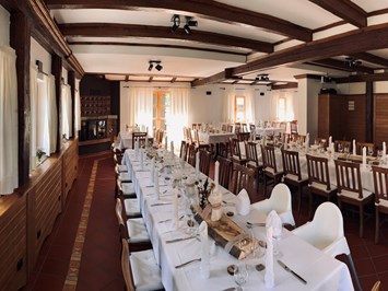 Schlosswirtschaft Heitzenhofen Information about the banquet halls Fireplace room