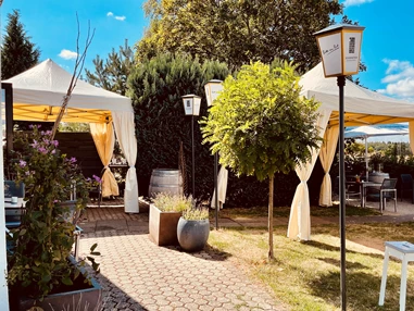 Hochzeit: Hintereingang über den Garten - Gasthaus Schornstein