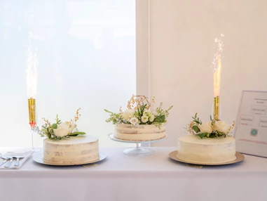 Hochzeitslocation: Hochzeitstorte am Nachmittag im neuen Pavilion  - Wallhof - Die Hochzeitslocation